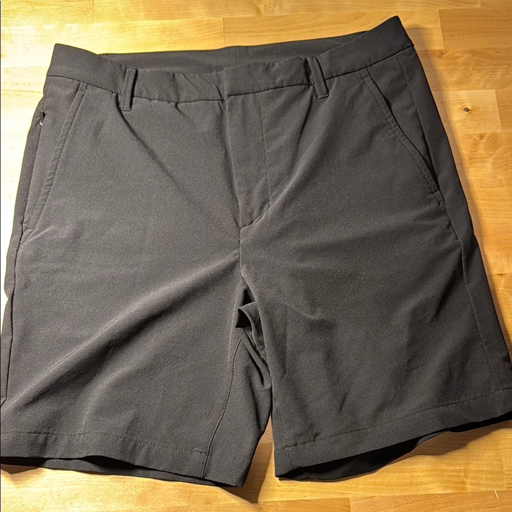 Men's Black Golf Shorts. Medium 32 waist